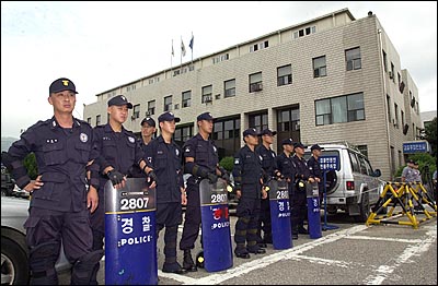 미군 소환 앞둔 의정부지청 8일 오후 2시로 예정된 미군의 소환을 앞두고 경찰이 이른 아침부터 의정부지청 건물앞에서 경비를 서고 있다.